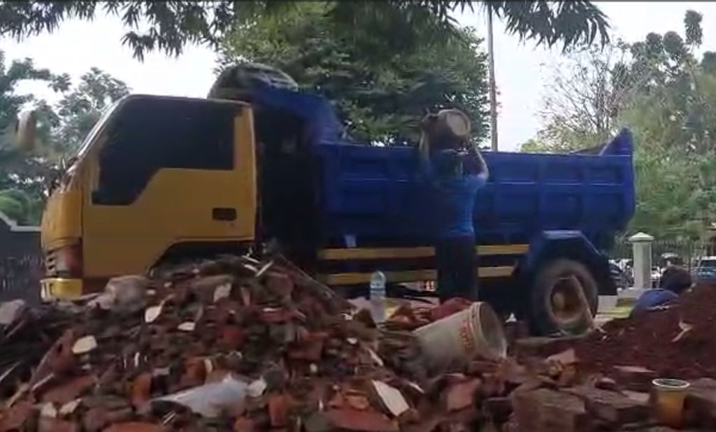 alt="Jasa buang puing Pondok Gede Bekasi untuk sisa renovasi rumah"