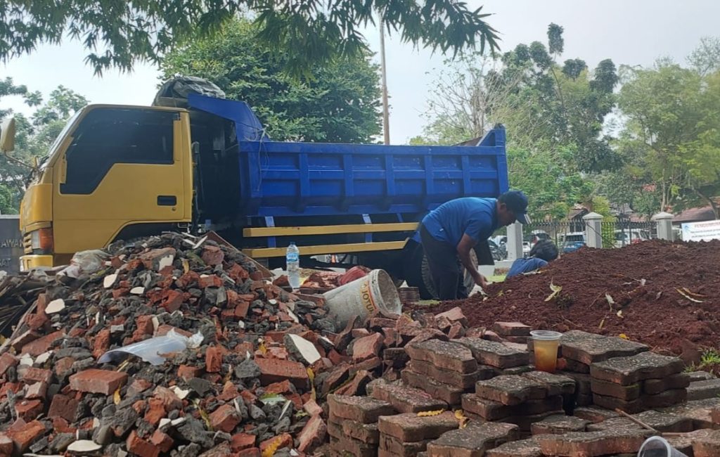 alt="Proses angkut puing bangunan di Pondok Gede Bekasi"