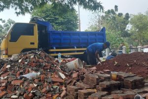 alt="Proses angkut puing bangunan di Pondok Gede Bekasi"